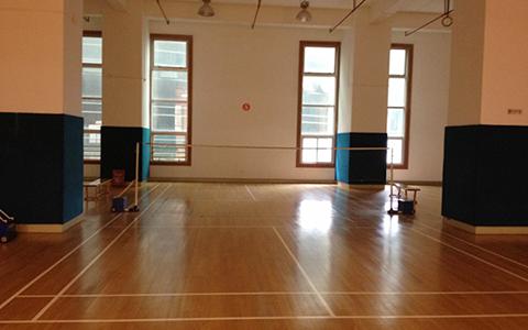 羽毛球场木地板安装