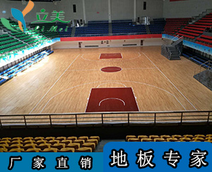 柞木运动木地板是室内球场常用的木地板材质之一，具有良好的运动性能和耐用性。以下是关于它的详细介绍：      材质特性         木材外观：柞木的木质为白色至浅棕色，心材粉红棕色，绝大部份为直纹，纹理较粗糙，具有浓郁的自然气息。         image         建筑材料 柞木运动木地板         物理性能：柞木密度适中，Janka 硬度约 1360。其比重大，强度高，具有中等抗弯曲强度及刚性，断裂强度高，握钉力大，不易弯折，能够很好地防止地板出现变形起拱的现象。同时，柞木的柔韧性优